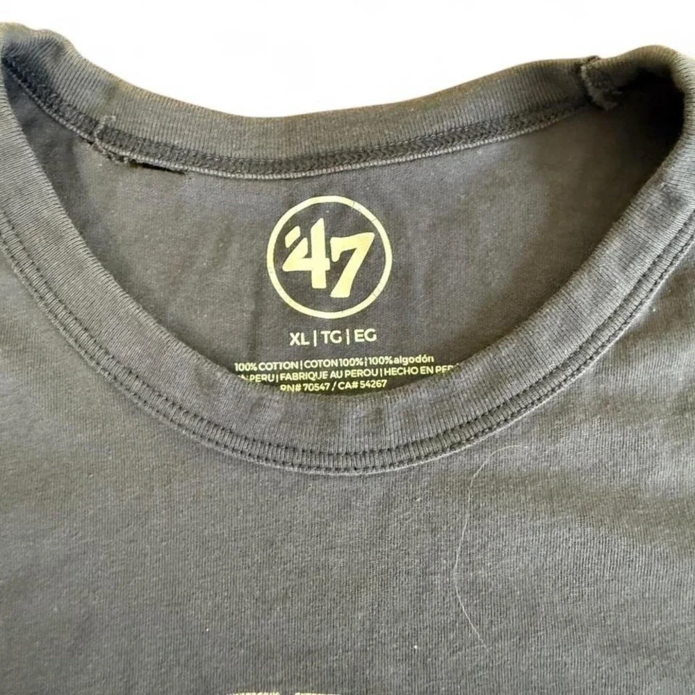 New Orleans Pelicans‎ grey tee.